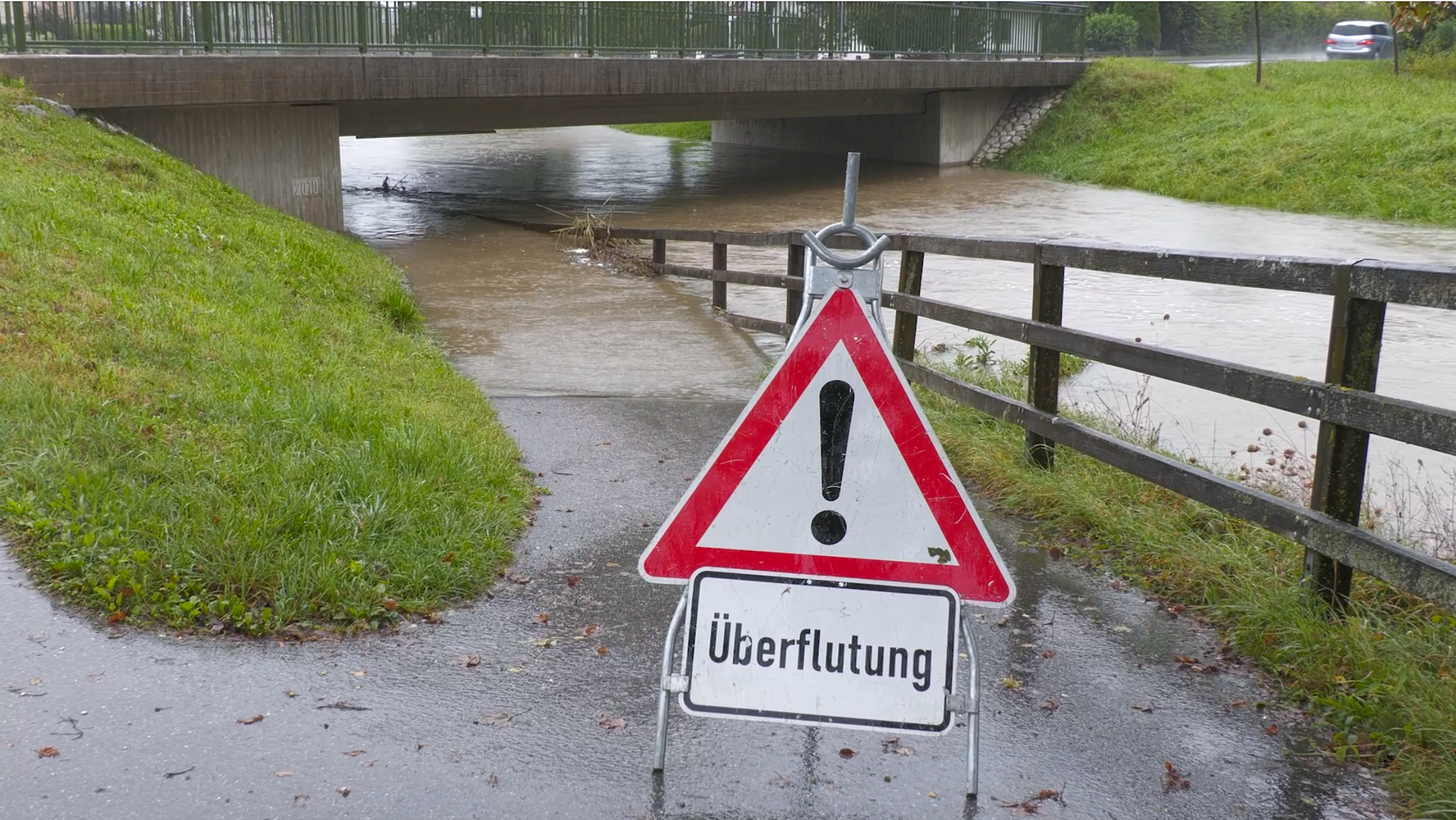 Land unter in Südbayern: großflächige Überflutungen am Chiemsee & Sturzbäche aus den Bergen