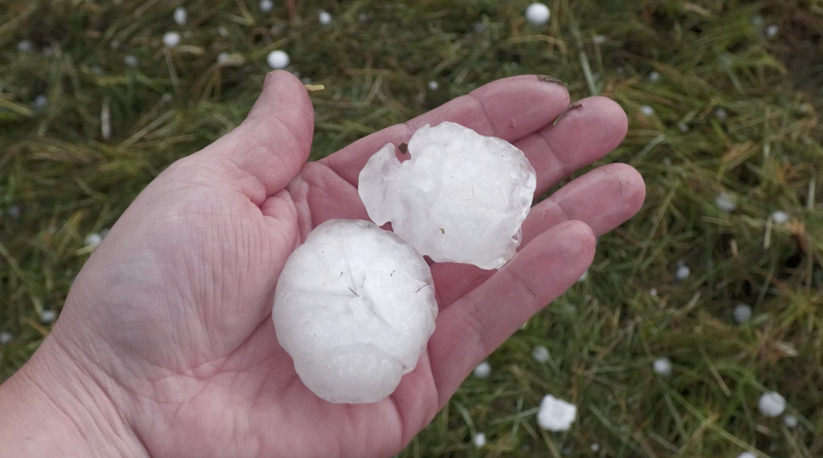 Video: Wetterchaos: Golfballhagel, Orkanböen und abgedeckte Kirche