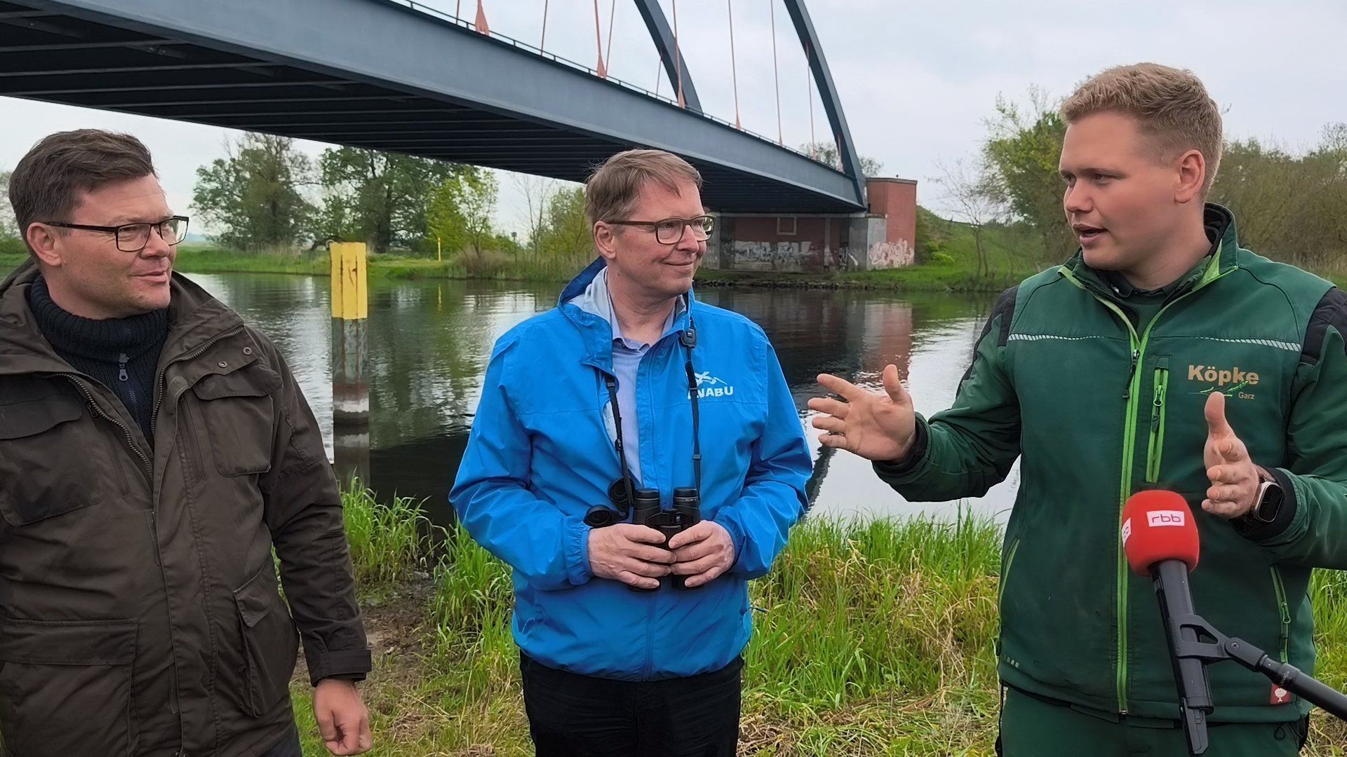 Video: Landwirte crashen Pressekonferenz von Bundesumweltminister Schneider in Brandenburg an der Havellandbrücke