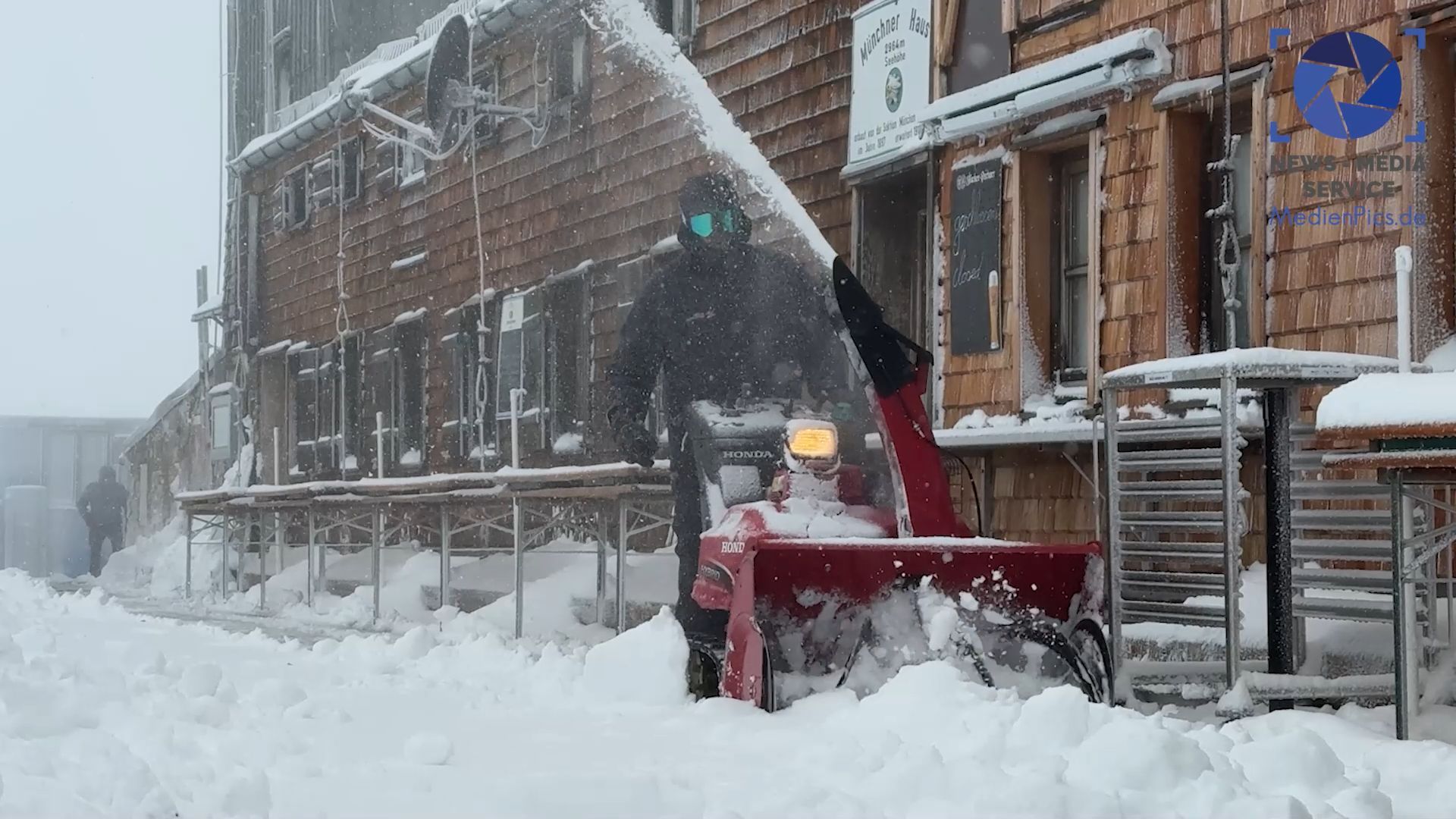 Nietypowe zimowe pozdrowienia w lipcu: Ponad 10 cm świeżego śniegu na Zugspitze i deszcz w dolinie