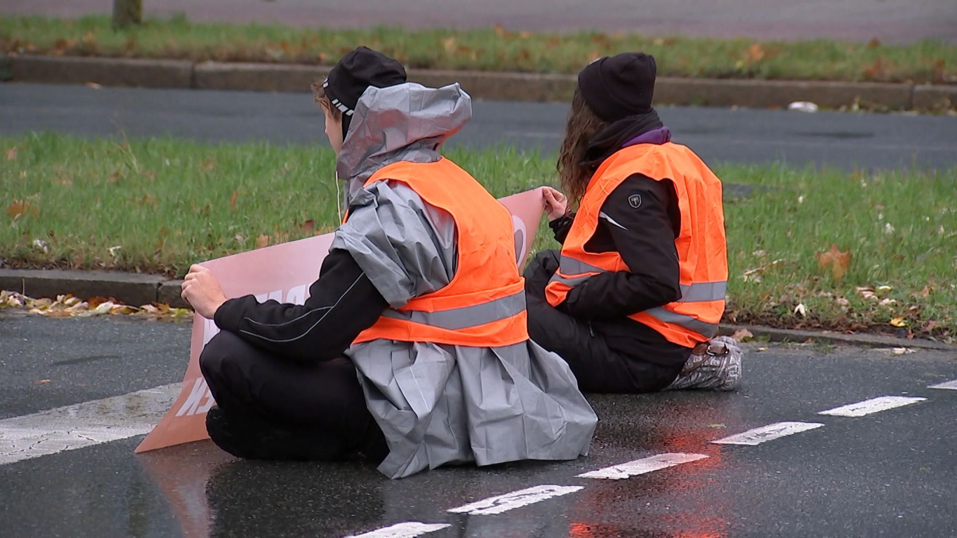 Verkehr gestoppt: Letzte Generation blockiert Straße in Erlangen