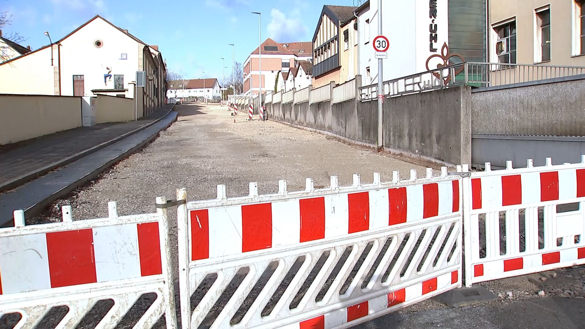 Immer noch gesperrt: Straße muss nach Wasserrohrbruch komplett saniert werden