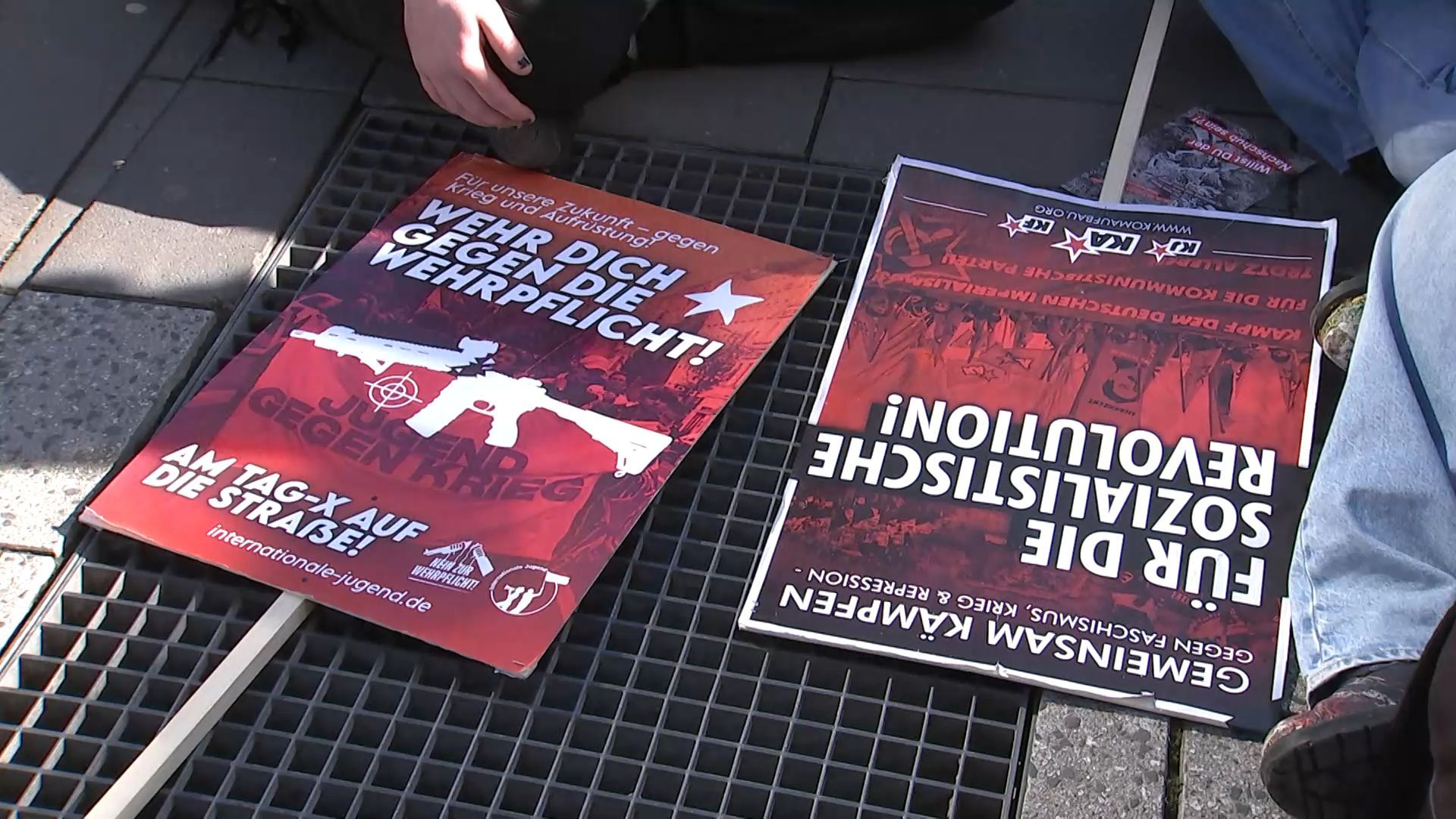 Video: Schulstreik gegen Wehrpflicht: Demonstration am Nürnberger Kornmarkt