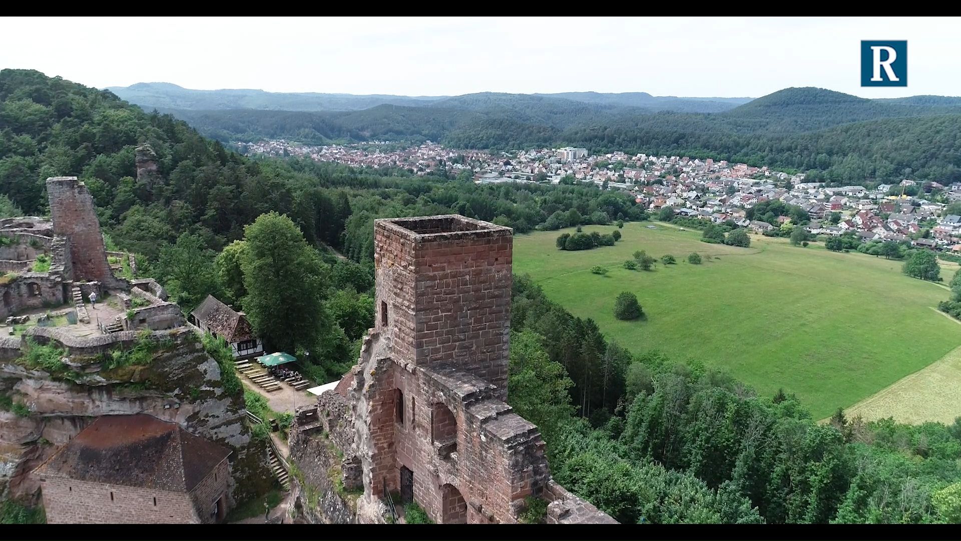 Die Pfalz von oben: Altdahn und die Dahner Burgengruppe