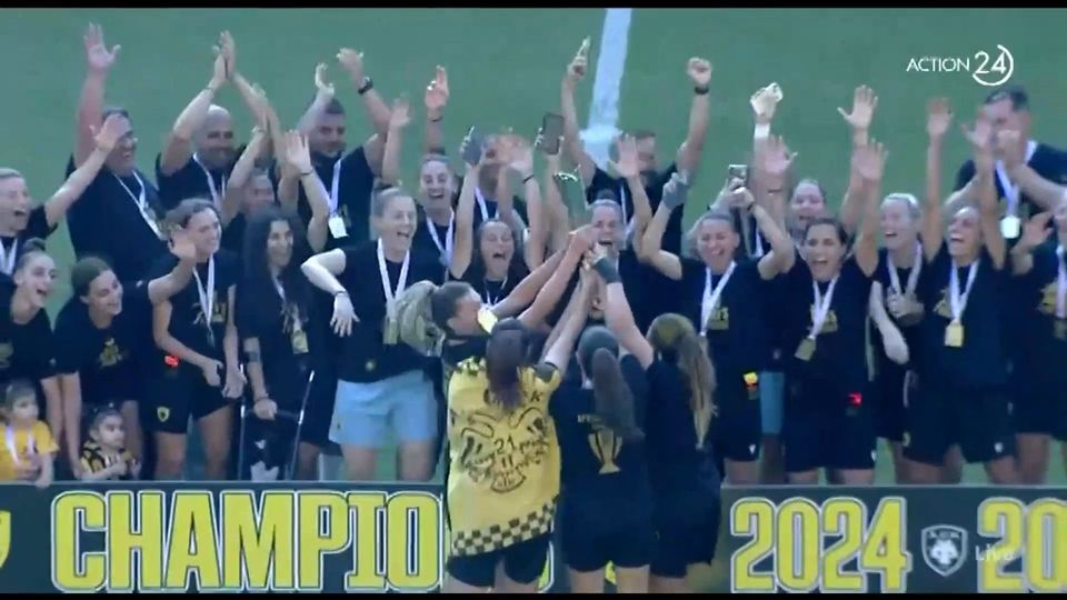 Στον ουρανό η κούπα του Πρωταθλήματος (PICS)