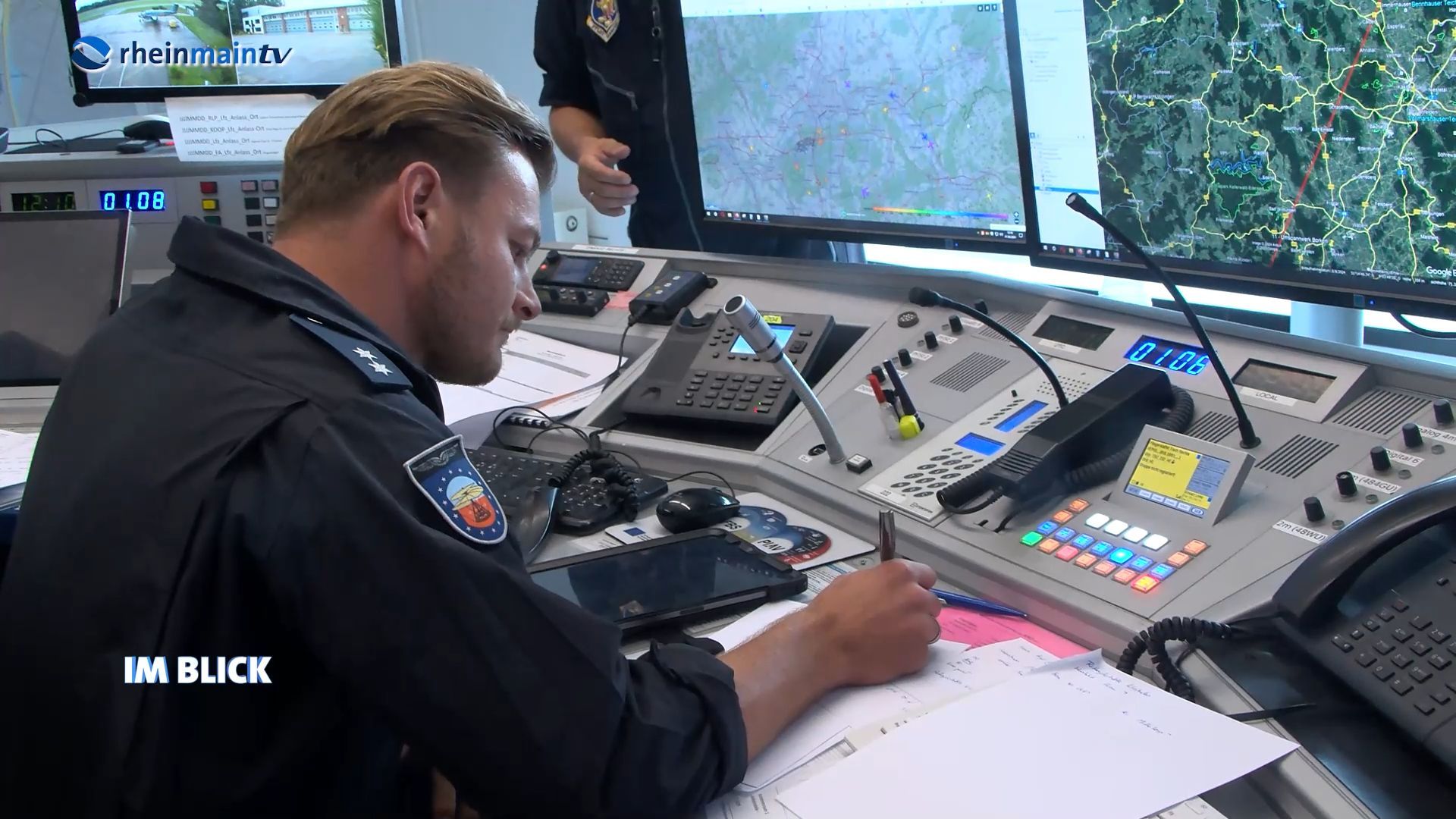 Roman Poseck besucht Polizeifliegerstaffel Hessen