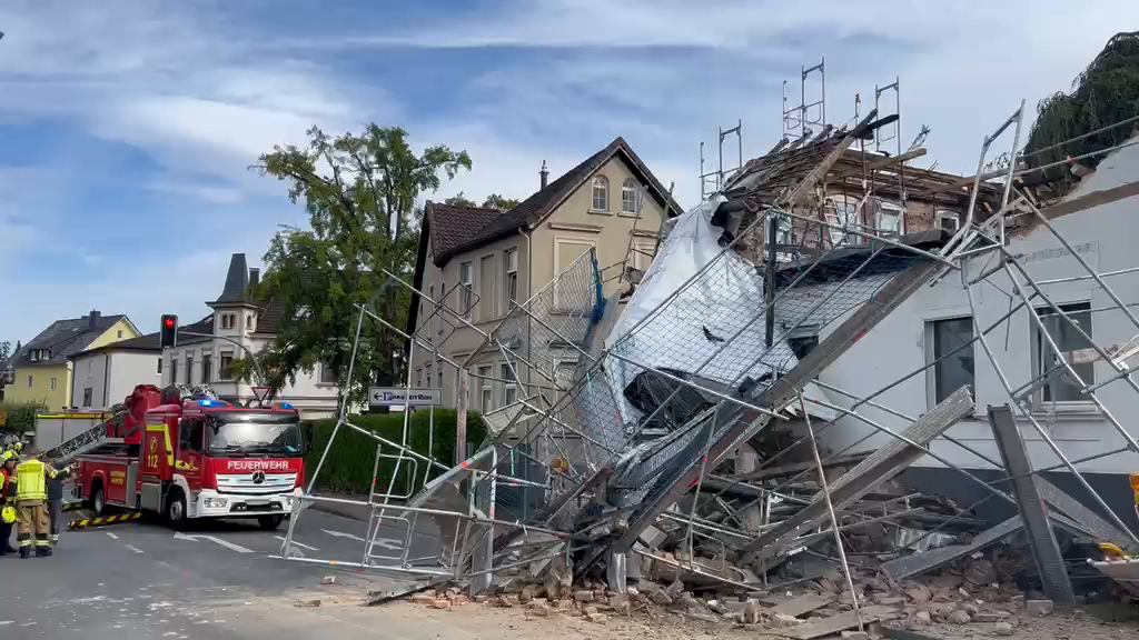 Video: Feuerwehr-Großeinsatz: Hauseinsturz in Herford