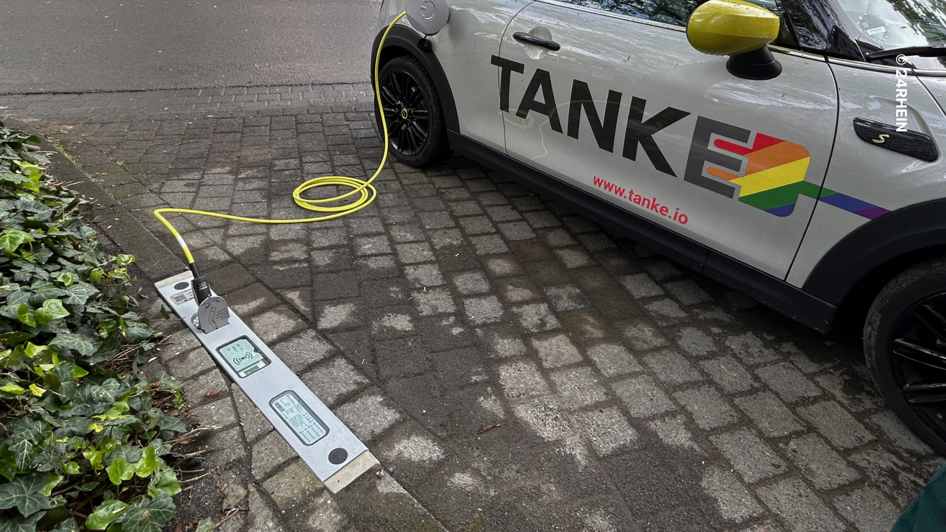 Köln führt Ladebordsteine für E-Autos ein