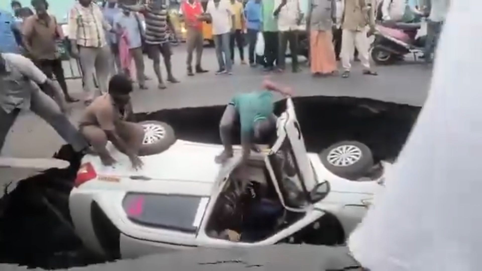 Video: Dramatischer Moment: Familie aus in Senkgrube versunkenem Auto gerettet