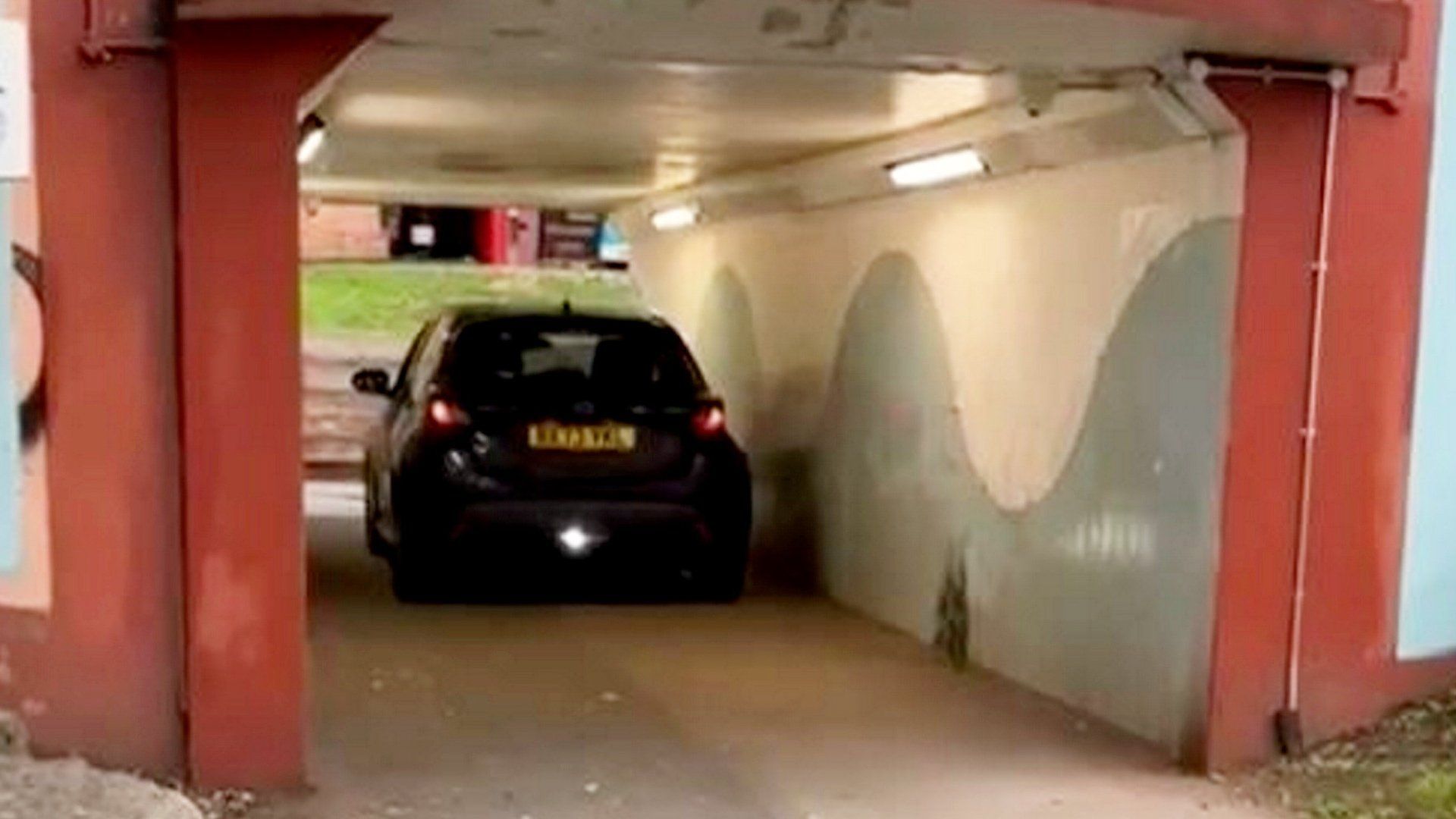 Moment, in dem ein schläfriger Fahrer nach einer „Verirrung“ in einer Unterführung stecken bleibt