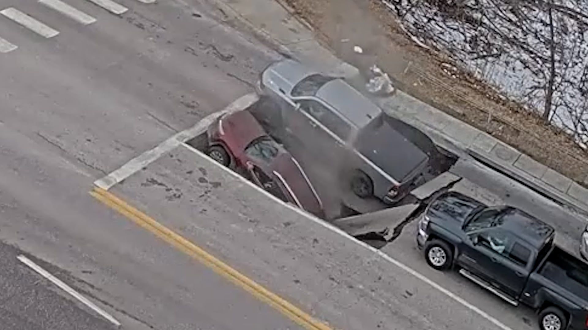 Video: Autos werden nach Auftauchen eines Erdlochs auf US-Straße eingeschlossen