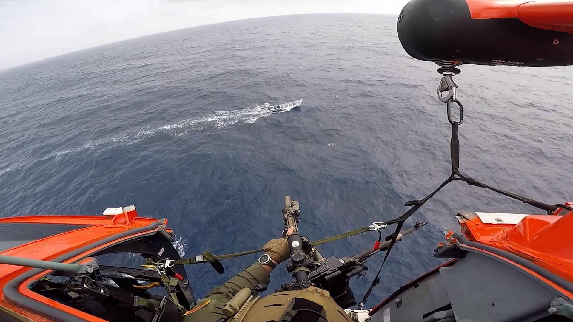 Video: Spektakulärer Einsatz: US-Küstenwache beschießt Drogenboot mit Scharfschützen