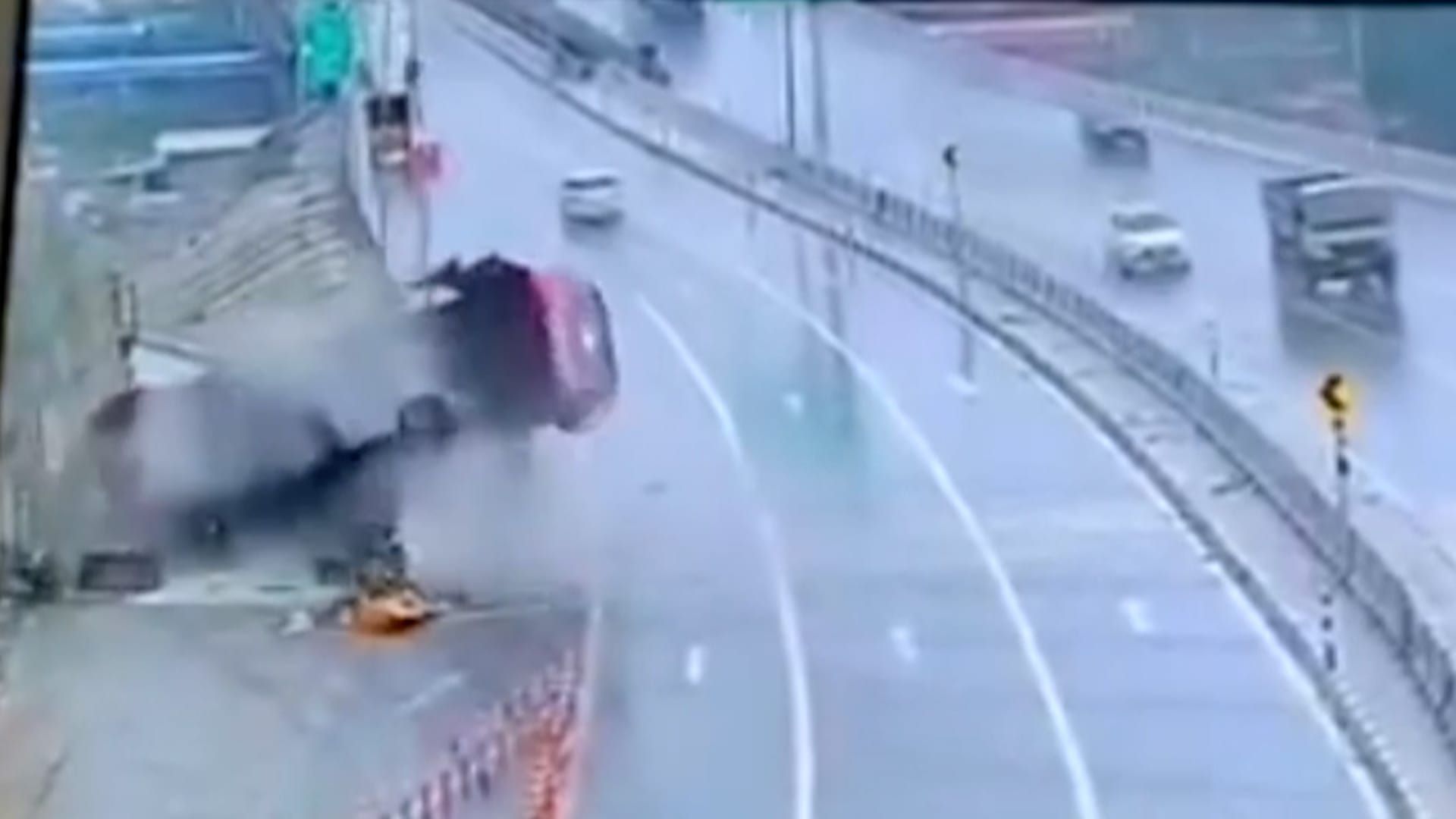 Video: Bus gerät auf stark befahrener Autobahn ins Schleudern und kippt um, ein Fahrgast kommt ums Leben