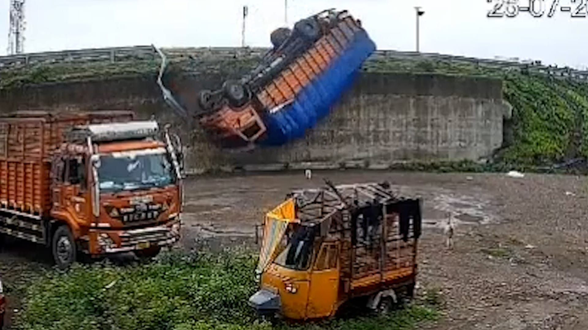 Video: Lkw in Indien durchbrach eine Leitplanke und stürzte von einer Überführung