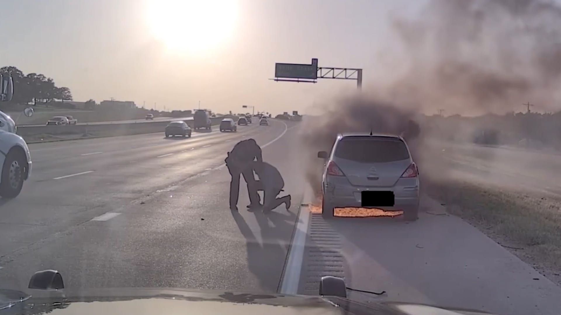 Video: Polizist bringt Fahrer Sekunden vor dem Ausbruch eines Fahrzeugbrands in Sicherheit