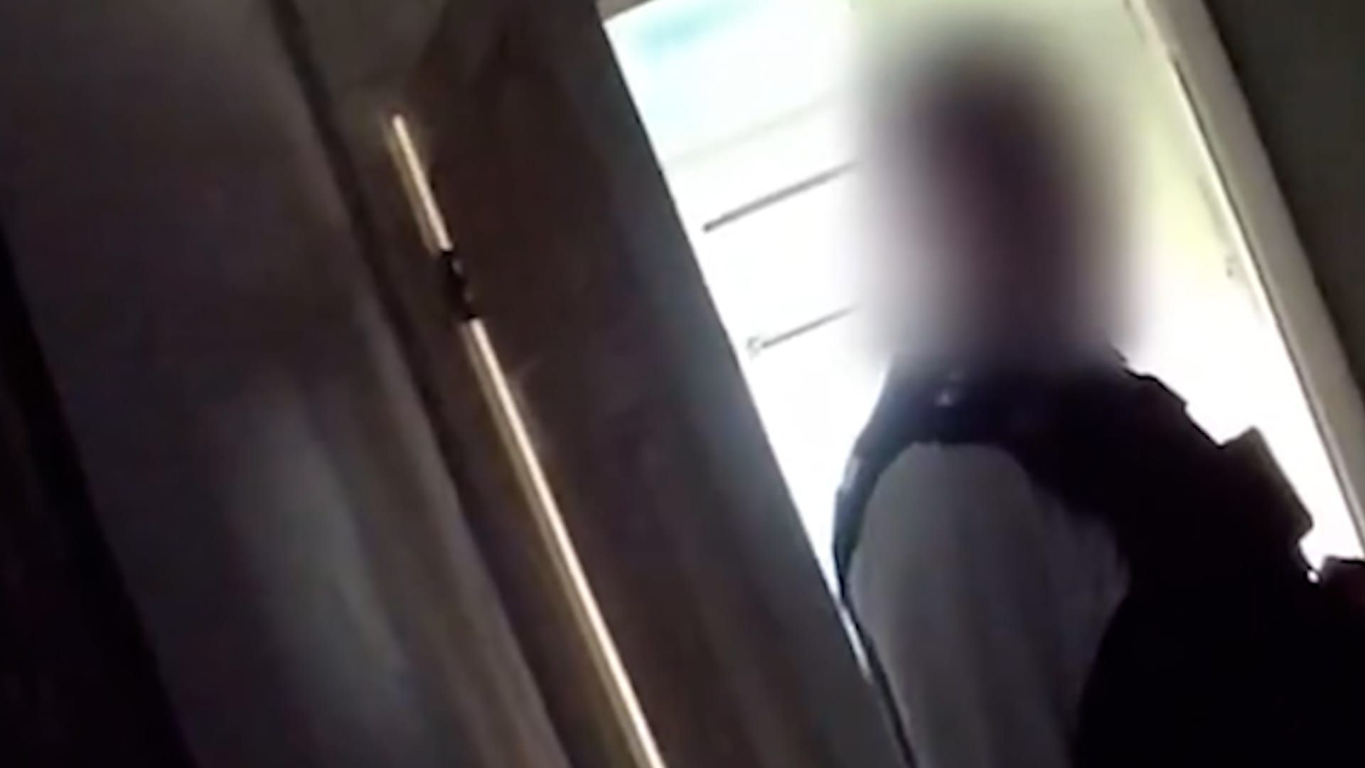 Video: Gesuchter Mann im Morgenmantel in Kleiderschrank versteckt aufgefunden
