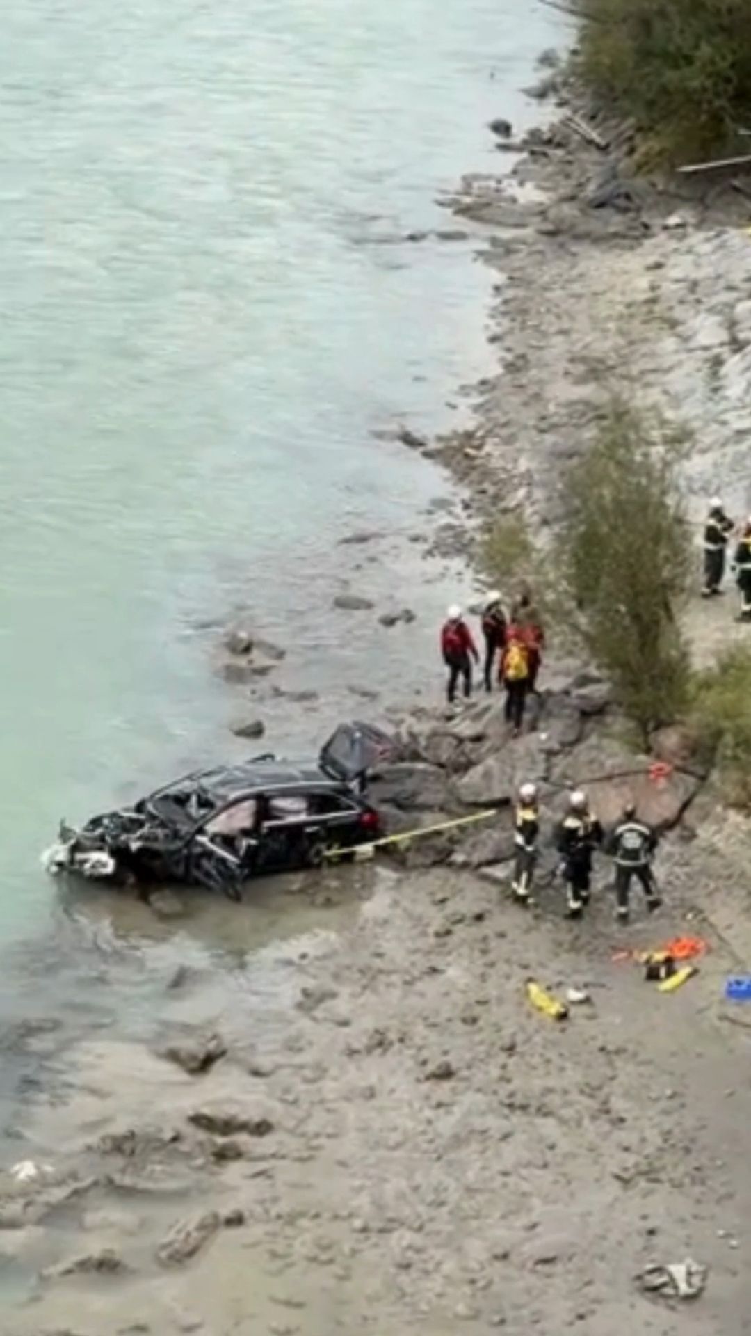 Video: Auto stürzte bei Hall in Tirol von Brücke in den Inn