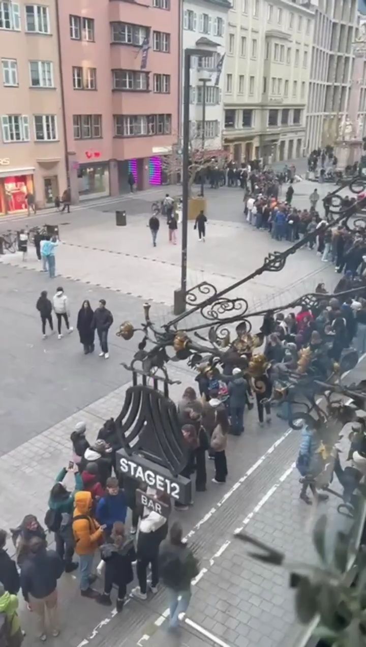 Huge Rush for 'Ice Licking' in Innsbruck