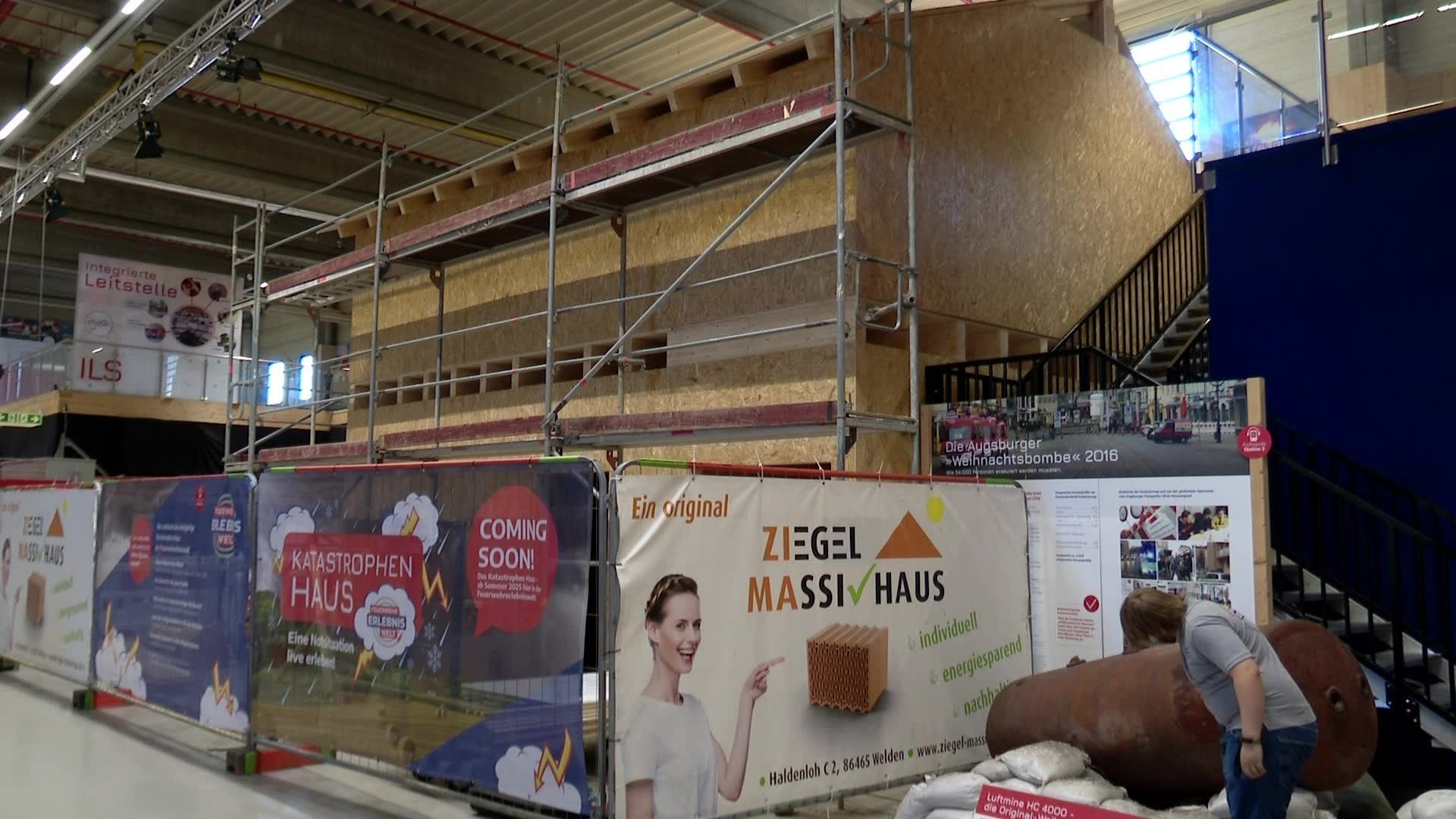 Video: Deutschlands erstes Katastrophenhaus in der Feuerwehr-Erlebniswelt Augsburg