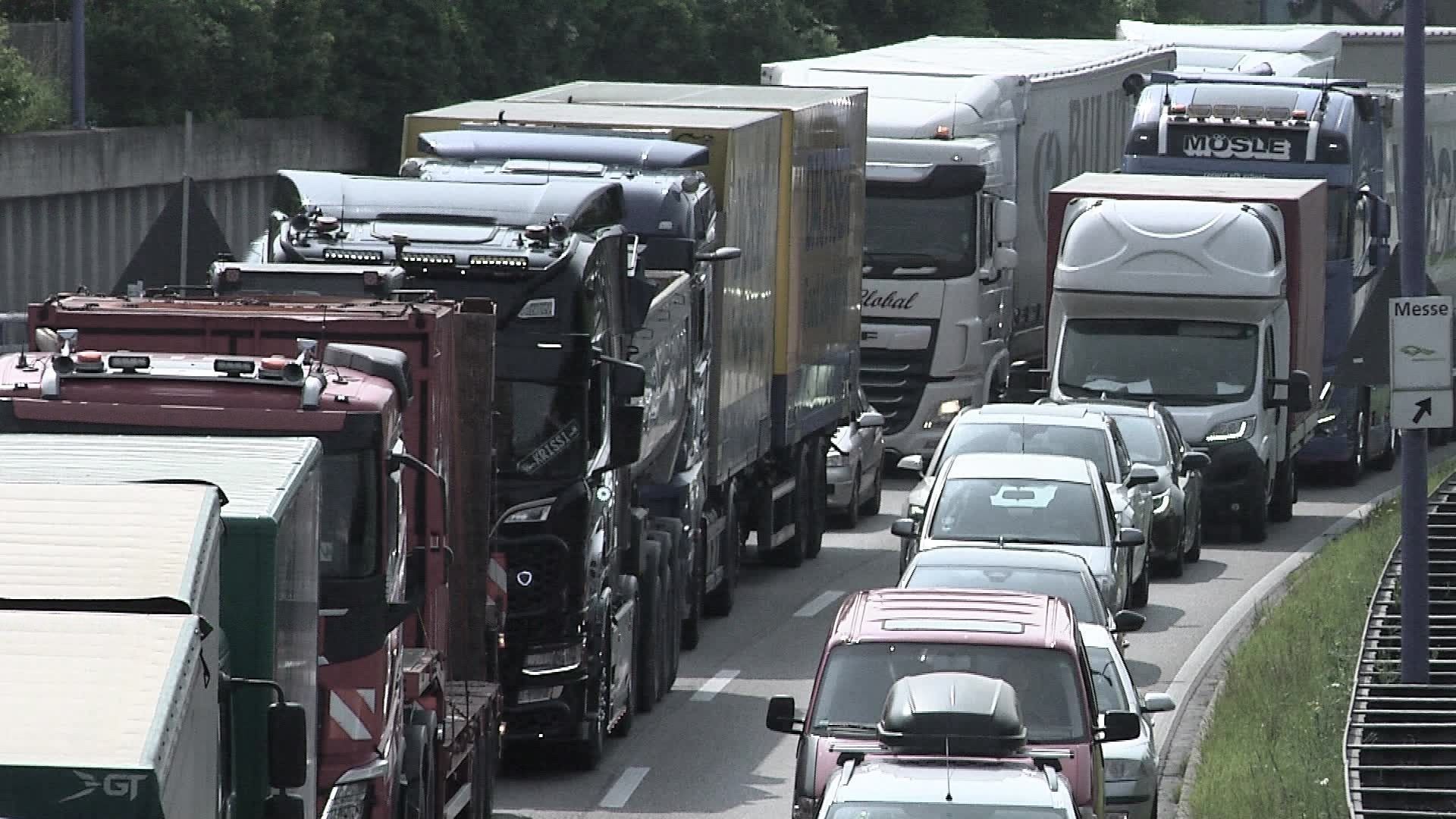 Video: Rettungsgasse rettet Leben – Warum sie oft nicht funktioniert