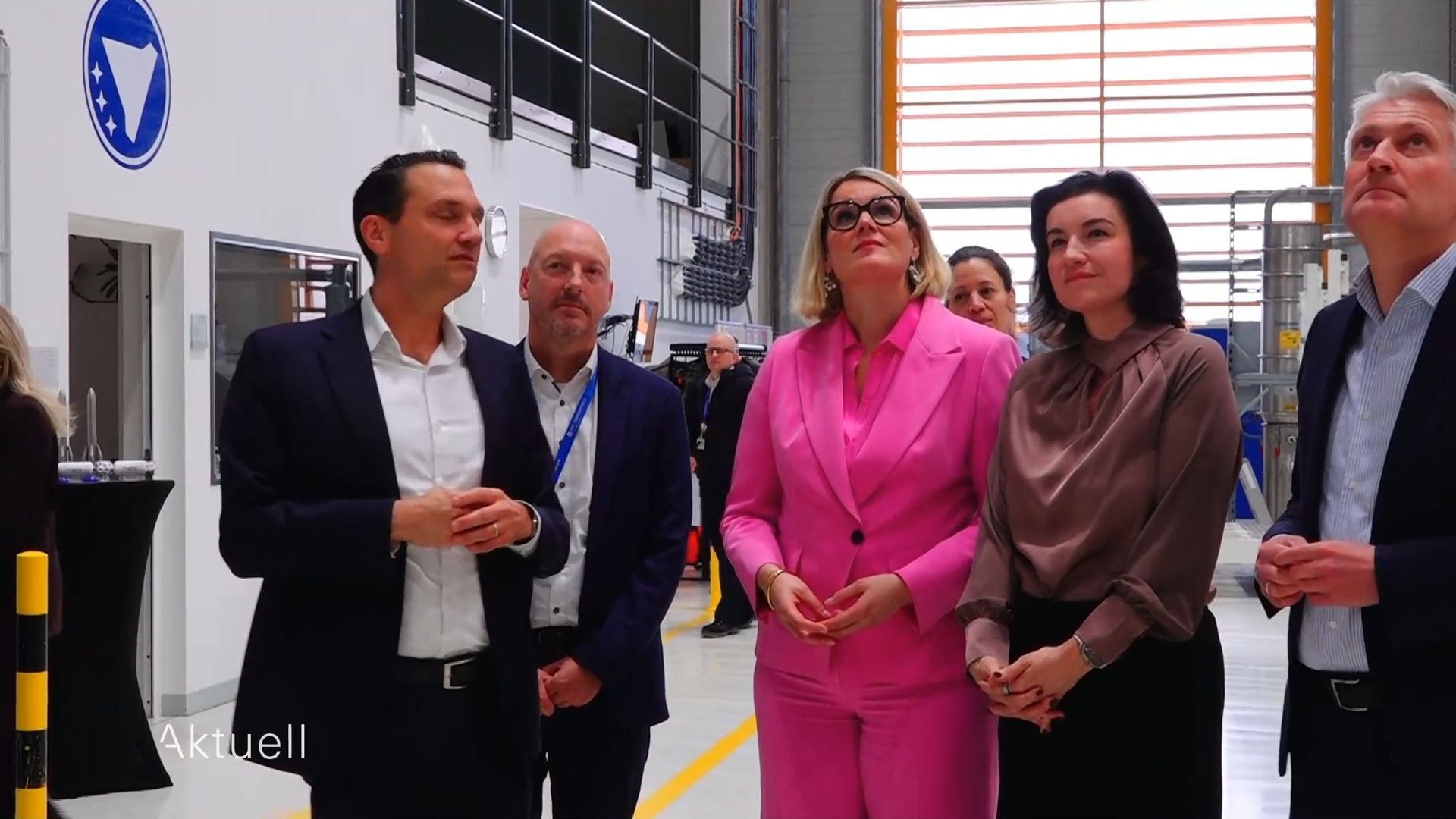 Video: Raumfahrtstandort Augsburg – Ministerin Bär besucht Schlüsselunternehmen