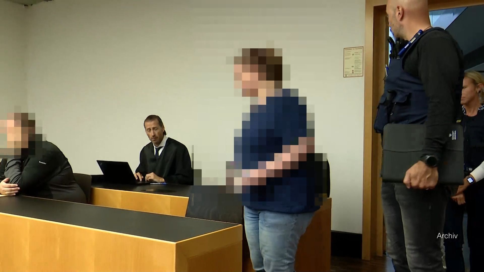 Video: a.tv kompakt: Gericht bestätigt Haftstrafen für Eltern nach Kindesmisshandlung