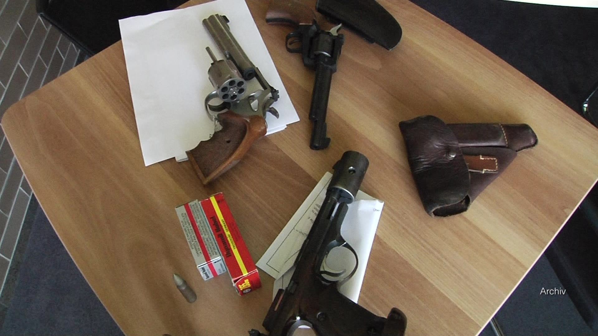 Video: a.tv kompakt: Erneut Waffenfunde bei Hausdurchsuchung