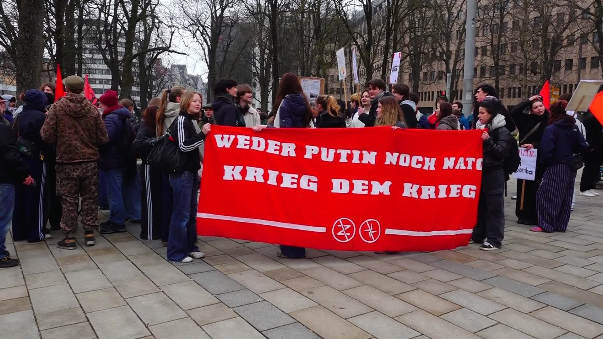 Video: Schülerstreik - Demonstration gegen Wehrdienst