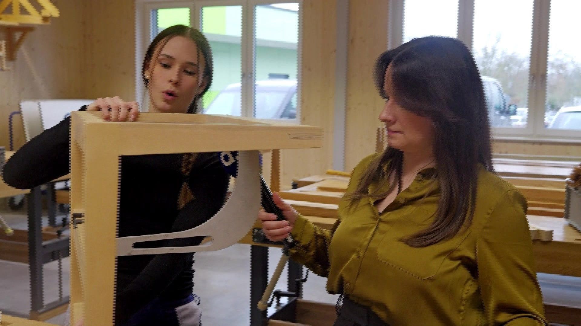 Video: Frauen im Handwerk: wie Schülerinnen ihre Leidenschaft für Holz ausleben