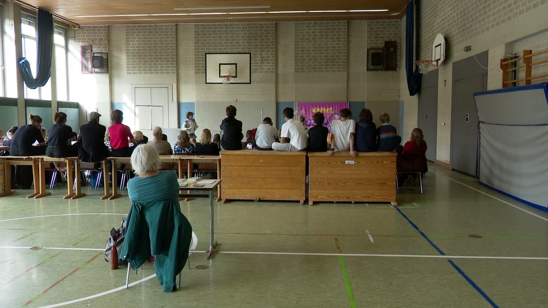 Video: "Wahrheit oder Wackelpudding": Theaterpremiere am Holbein-Gymnasium