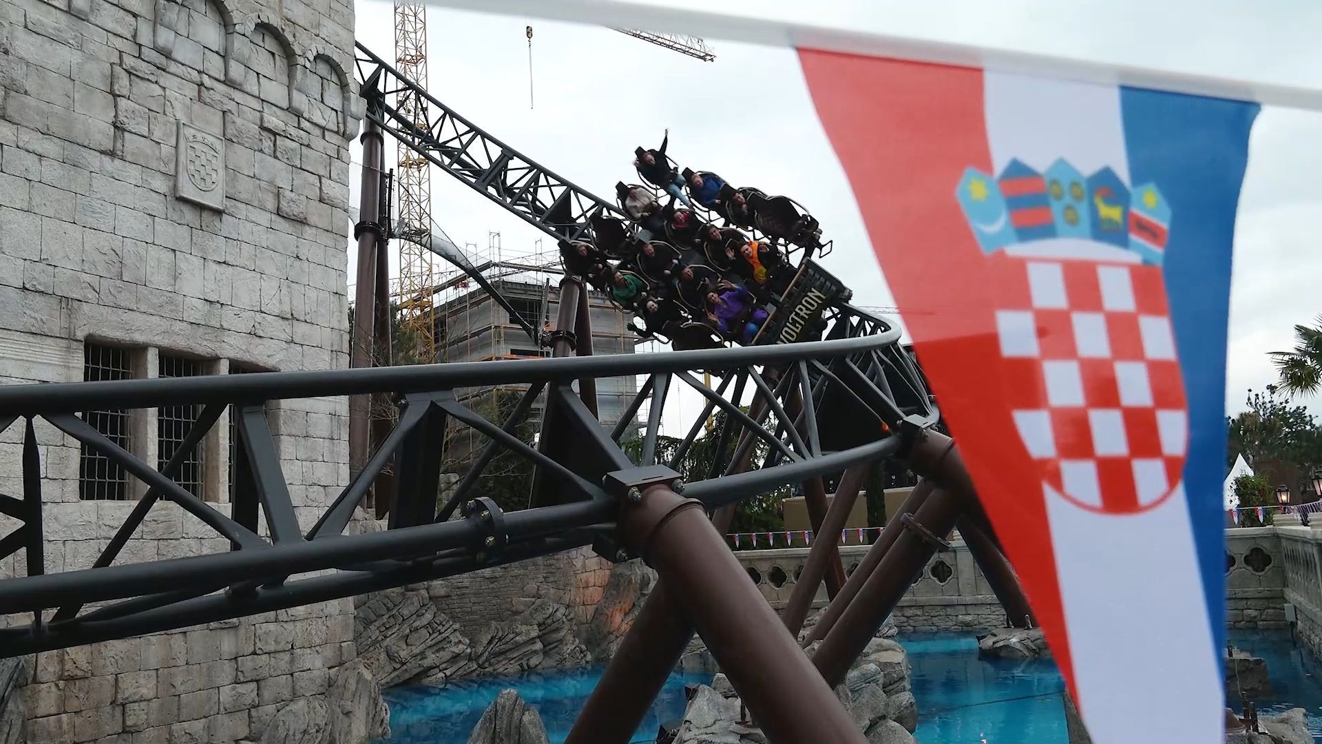 Europa-Park eröffnet Voltron Nevera im kroatischen Themenbereich