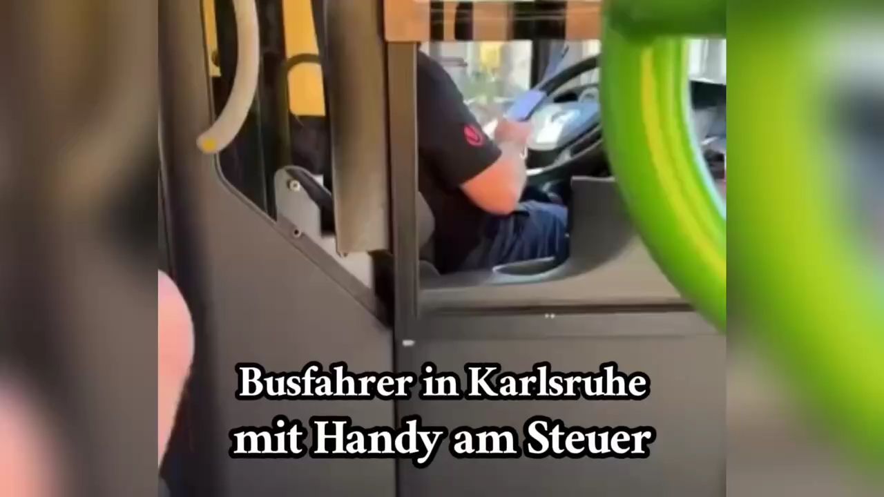 Handy am Steuer: Dieses Video von Busfahrer in Karlsruhe geht viral