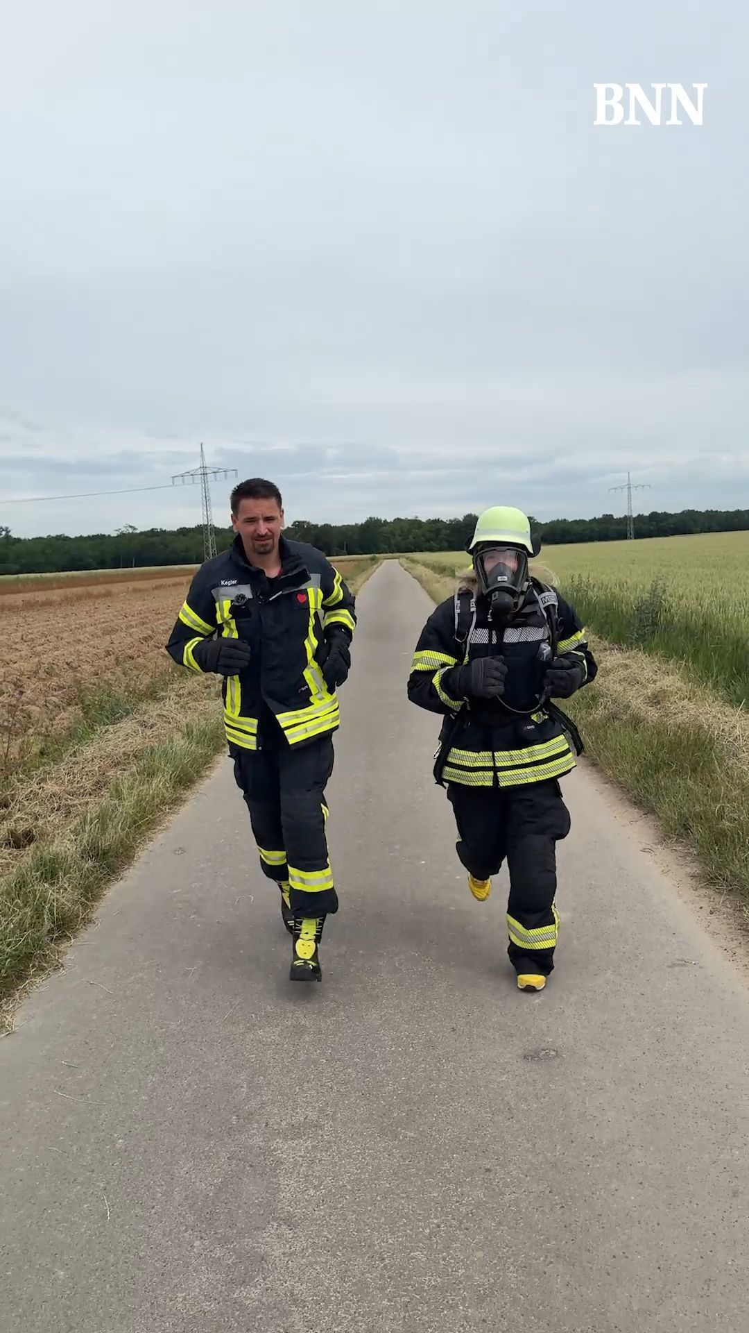 Video: Reportage: So fühlt sich Laufen mit Feuerwehr-Ausrüstung an