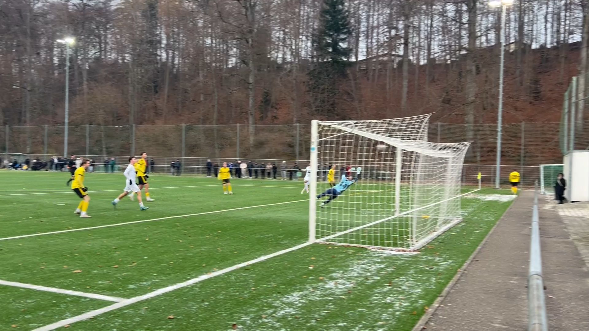 El aluminio evita el 0:3 después de un buen disparo de Schneider.