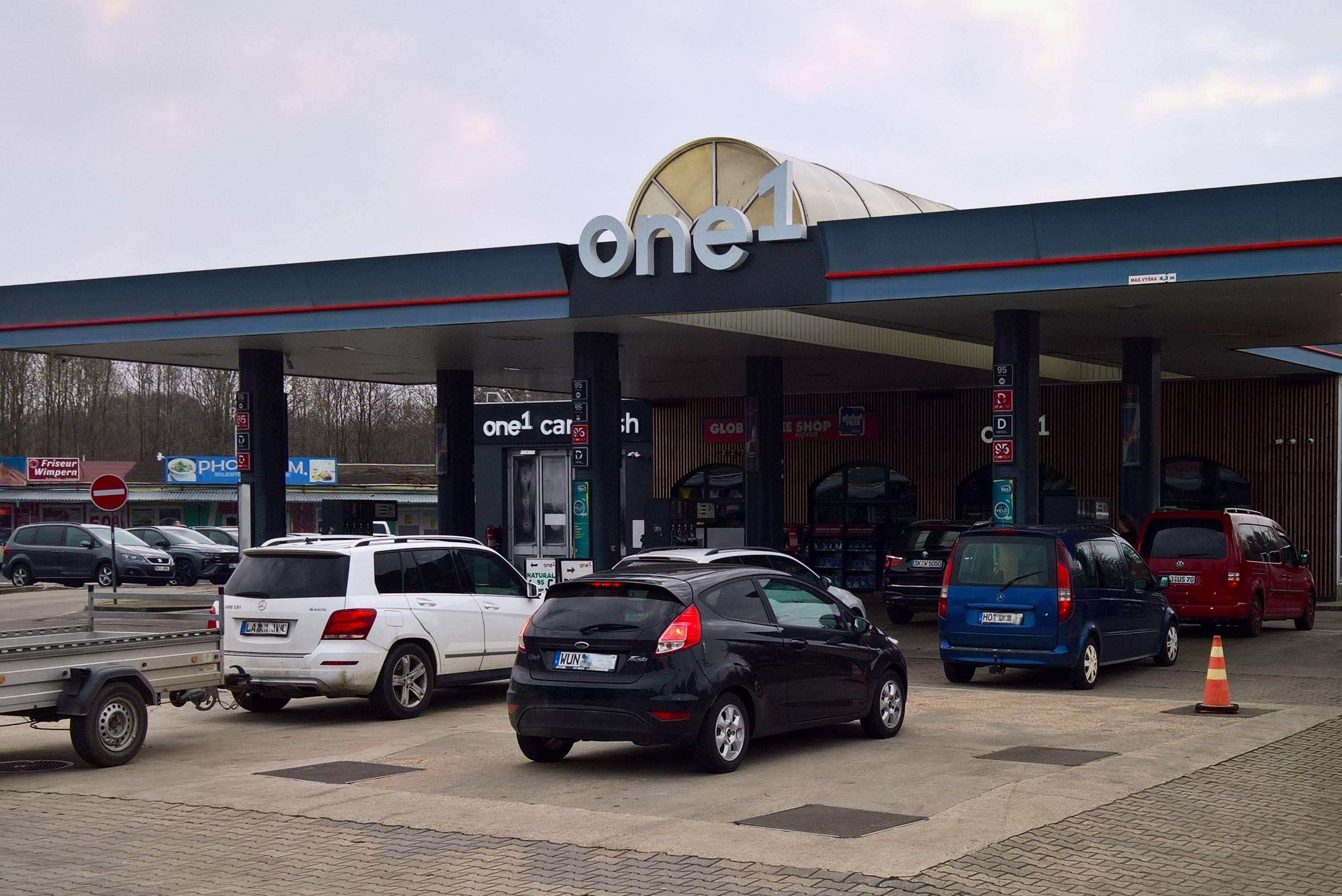 Video: Tschechien führt Spritpreisdeckel ein und senkt Steuer auf Diesel – Tanken bald günstiger?