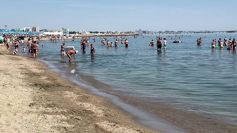 Why are the sun loungers for tourists on the beach of Mamaia on the Black Sea in Romania empty?