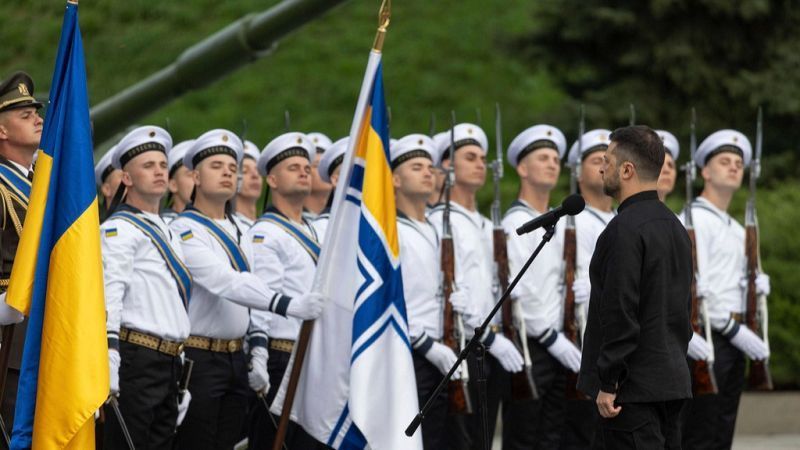 Dem „blutigen Kampf“ zum Trotz: Ukraine hisst Nationalflagge