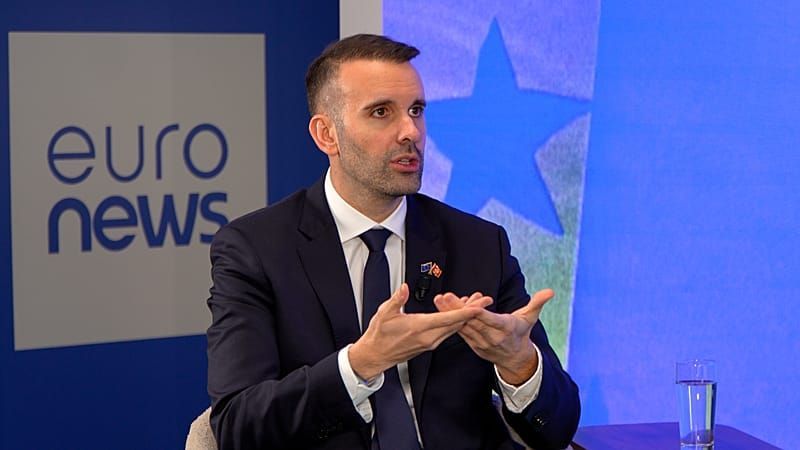 Premierminister von Montenegro kündigt Visabeschränkungen für russische Reisende an