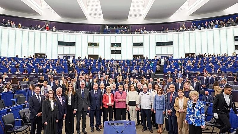 Video: Viel Nostalgie, kaum Hoffnung: Auch Angela Merkel erhält Verdienstorden der EU
