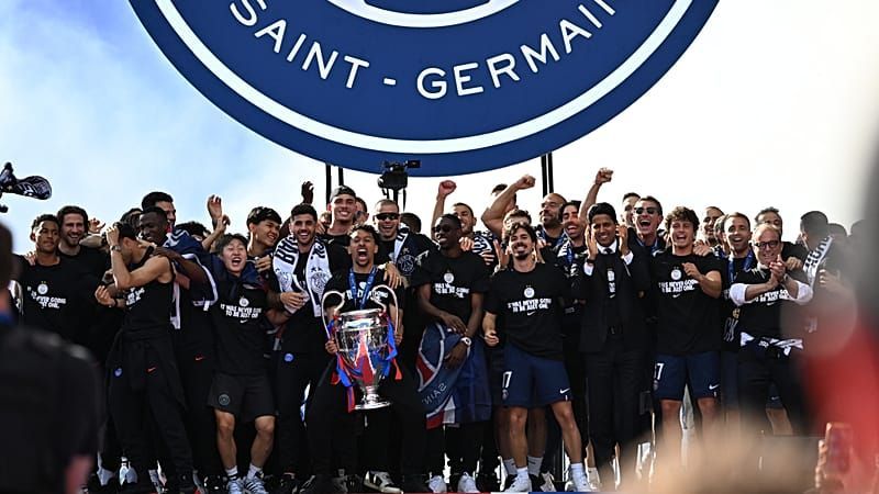 Video: PSG-Sieg in der Champions League: Spieler und Fans feiern auf dem Champ-de-Mars