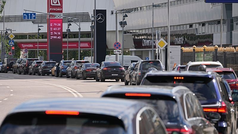 Video: Russland: Sieben von zehn Tankstellen haben kein Benzin – Kraftstoffkrise verschärft sich