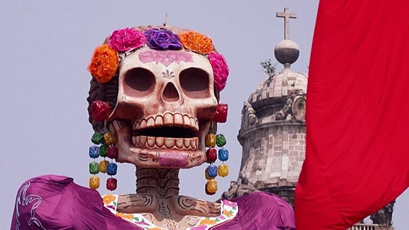 Mexiko: höchste Catrina der Welt steht zu Día de Muertos in Mexiko-Stadt