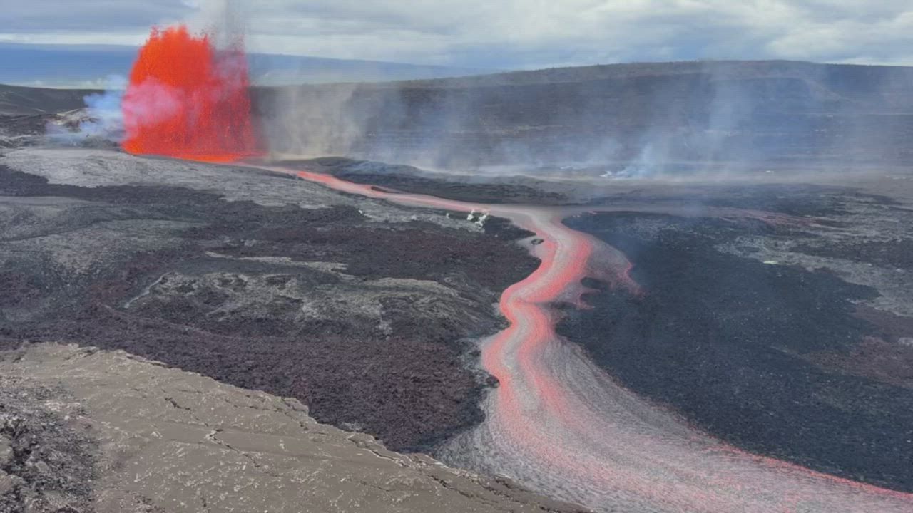 Video: US: Lavafontänen schießen aus dem Gipfelkrater des Vulkans auf Hawaii