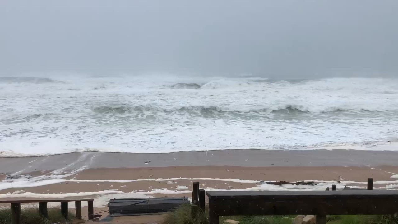 Video: Neuseeland: Zyklon Vaianu trifft die Nordinsel, erzwingt Evakuierungen und Stromausfälle