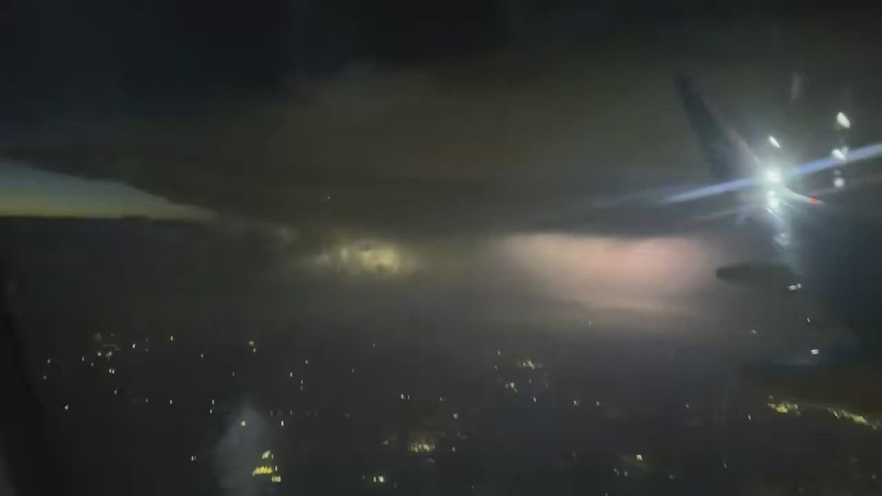 Video: USA: Flugzeugaufnahmen zeigen explosive Blitze, während ein Superzellensturm Oklahoma trifft