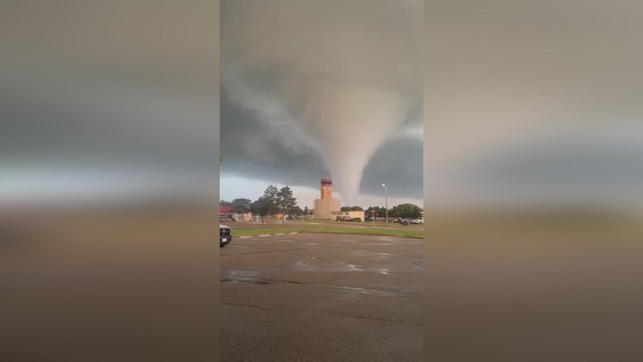 Video: US: Tornado reißt durch die Oklahoma-Stadt Enid, als ein riesiger Trichter über Häuser fegt
