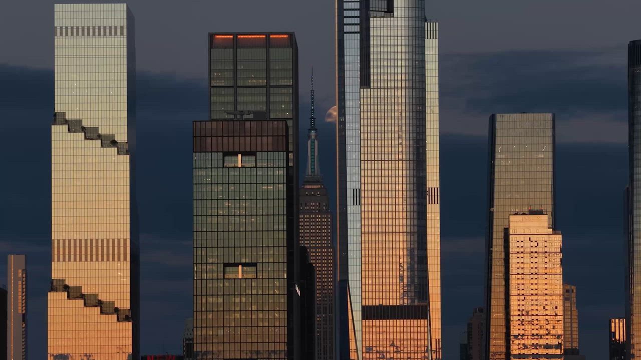 Video: USA: Blumenmond steigt über der Skyline von New York City auf
