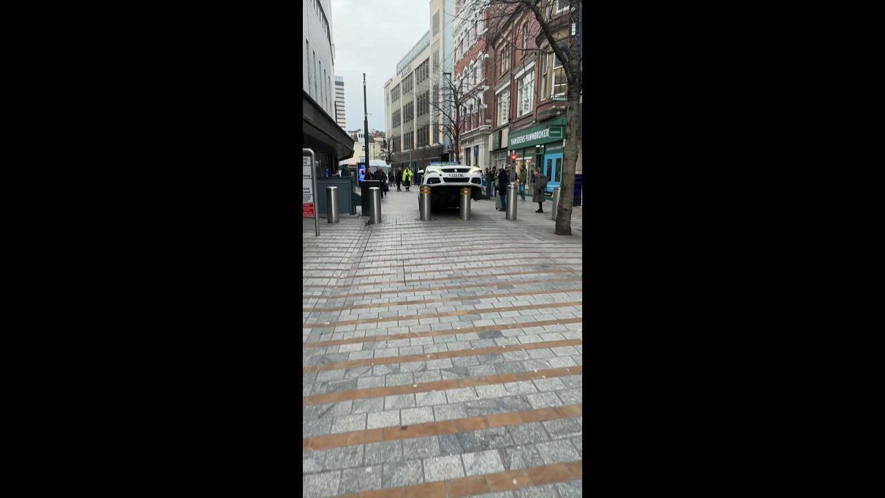 Video: UK: Polizeiwagen bleibt an Sicherheitsbarrieren hängen