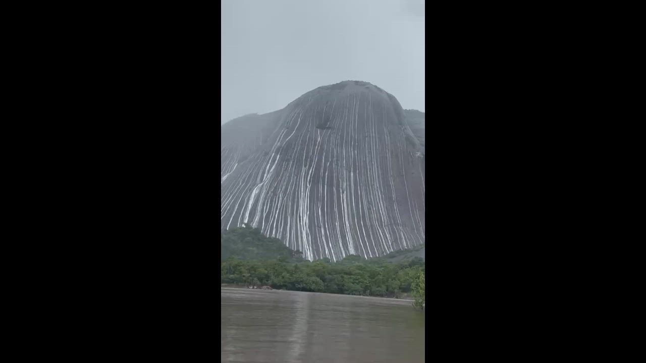 Video: Kolumbien: Starker Regen lässt an den Cerros de Mavecure wasserfallartige Rinnsale entstehen