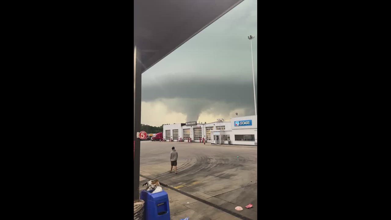 Video: US: Massiver Tornado über Truckstopp in Illinois gesichtet, während Unwetterlage sich verschärft